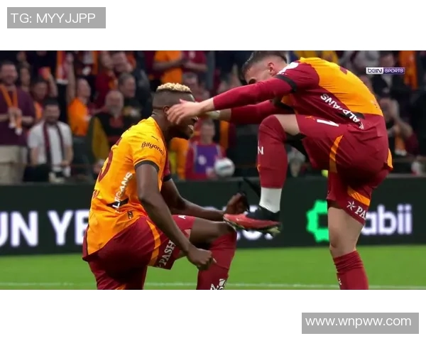 奥斯梅恩精彩头球助力那不勒斯战胜加拉塔萨雷晋级欧战淘汰赛