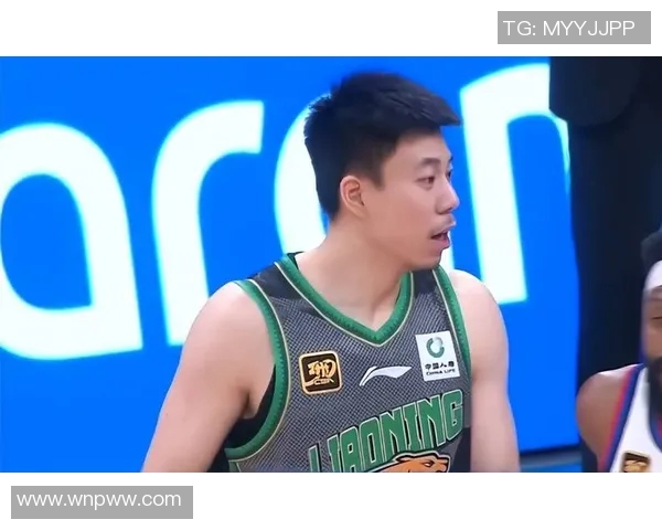 张镇麟三分球绝杀时刻引发全场欢呼展现篮球魅力与团队精神 张镇麟三分球绝杀时刻引发全场欢呼展现篮球魅力与团队精神